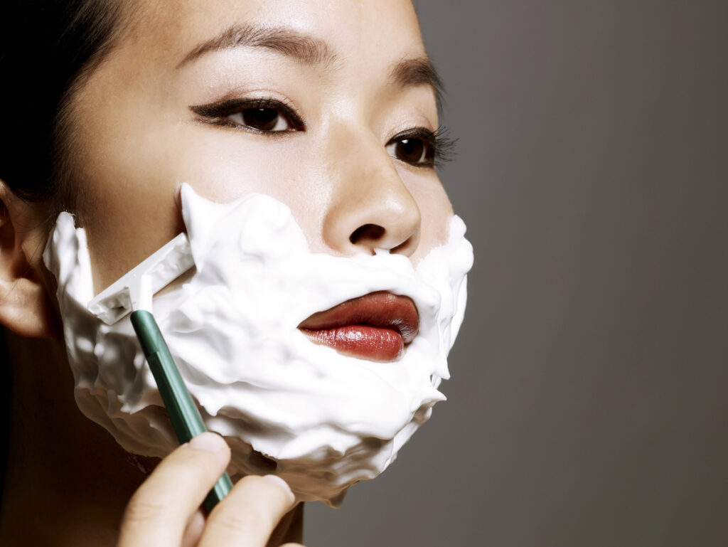Гоління обличчя - Чи потрібно голити обличчя жінкам?