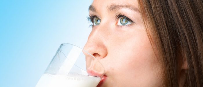 Молоко викликає прищі? Як дізнатися та яке є рішення