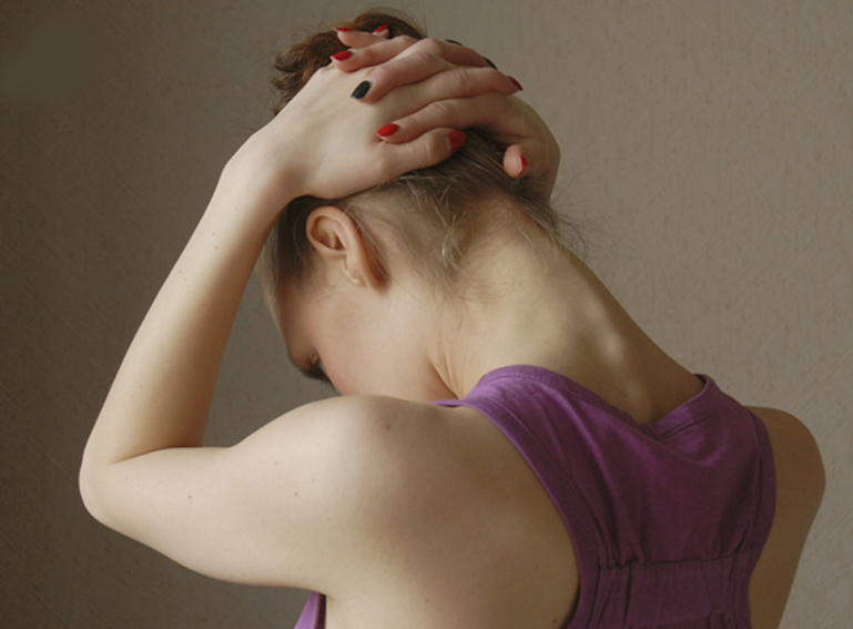 Прості техніки самомасажу, які позбавлять вас від болю в шиї